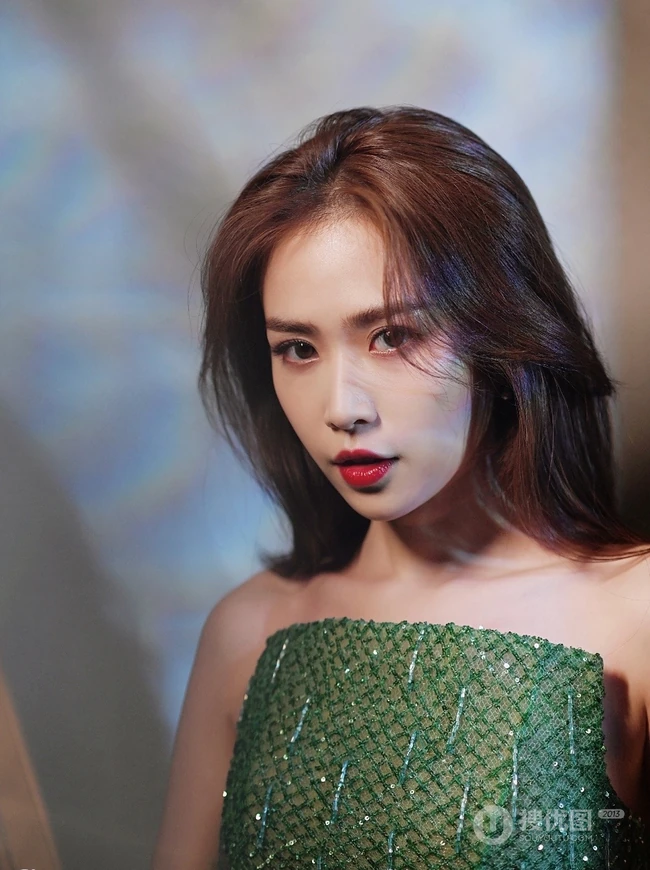 刘美彤大秀美背，着绿色闪光裙优雅动人写真图片