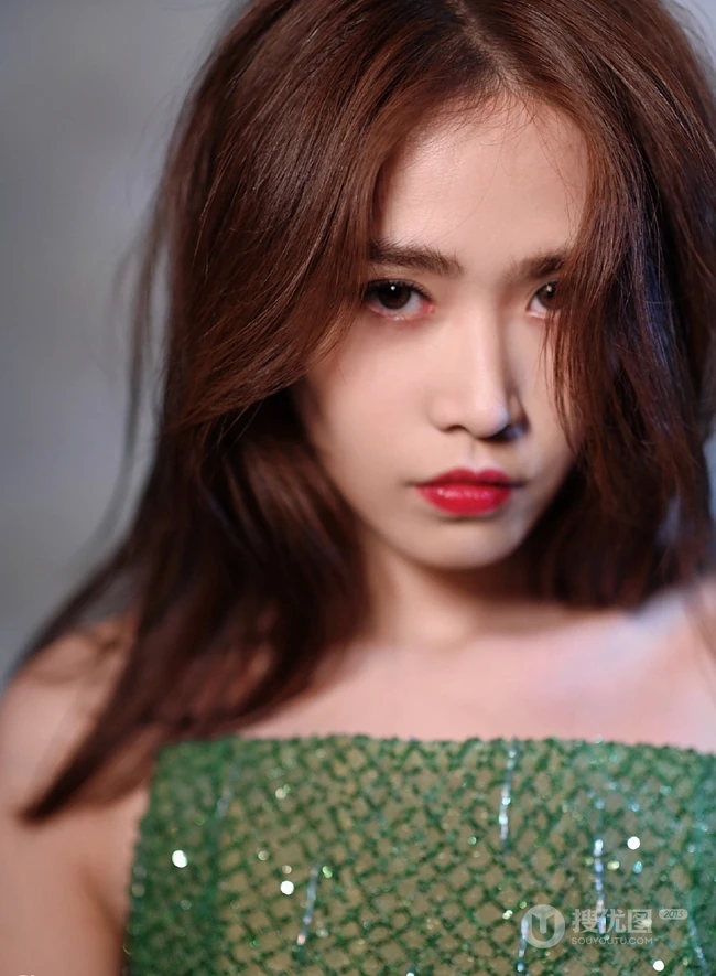 刘美彤大秀美背，着绿色闪光裙优雅动人写真图片