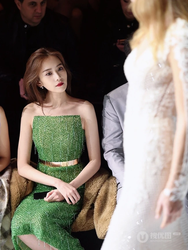 刘美彤大秀美背，着绿色闪光裙优雅动人写真图片