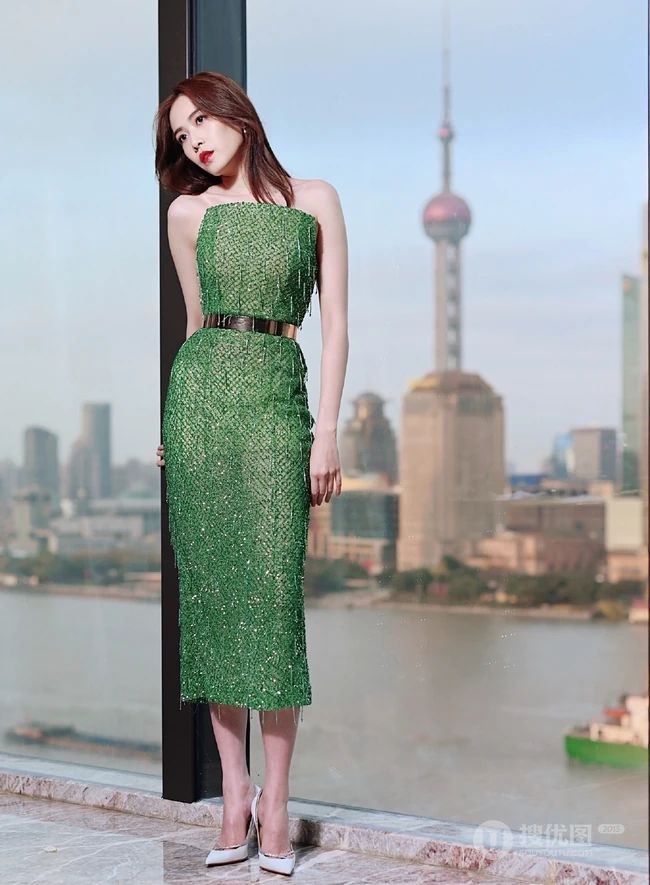 刘美彤大秀美背，着绿色闪光裙优雅动人写真图片