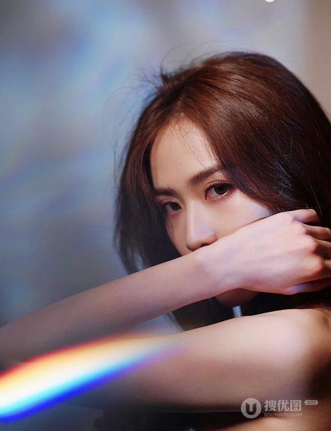 刘美彤大秀美背，着绿色闪光裙优雅动人写真图片