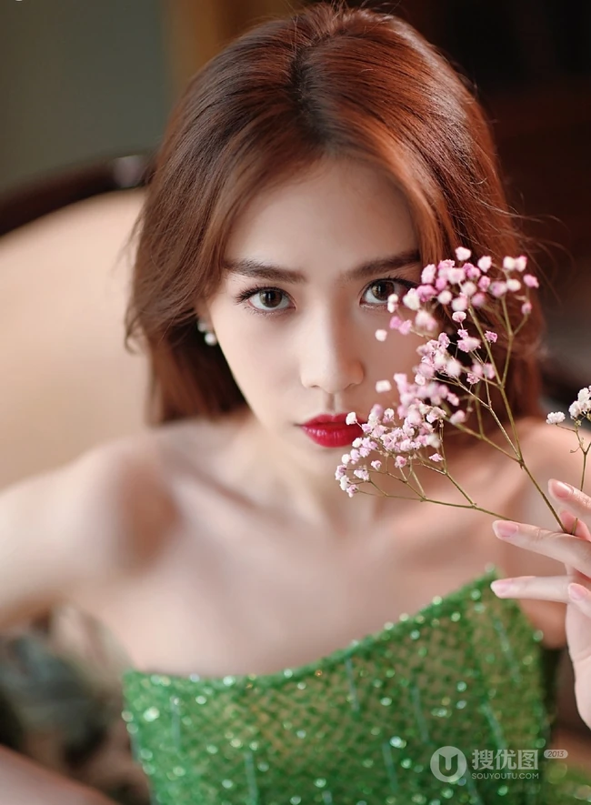 刘美彤大秀美背，着绿色闪光裙优雅动人写真图片