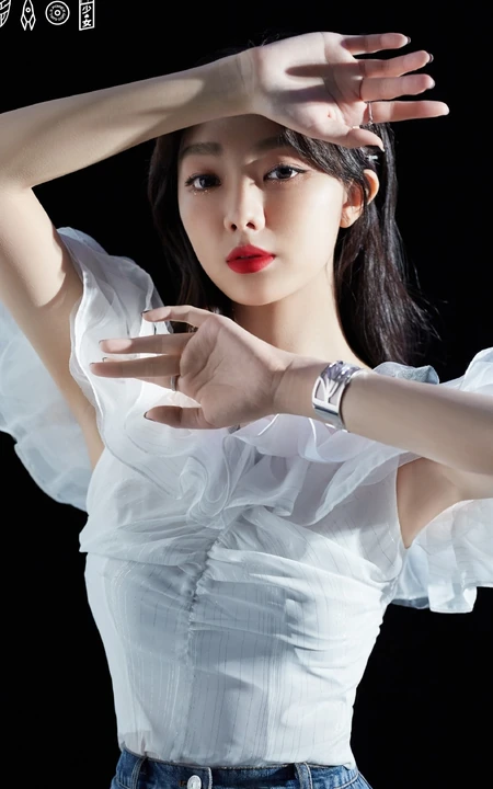 李紫婷气质优雅白衣搭牛仔轻纱长裙动人写真图片