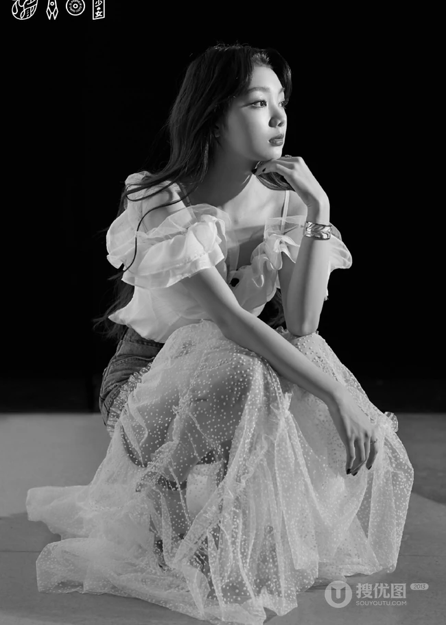 李紫婷气质优雅白衣搭牛仔轻纱长裙动人写真图片