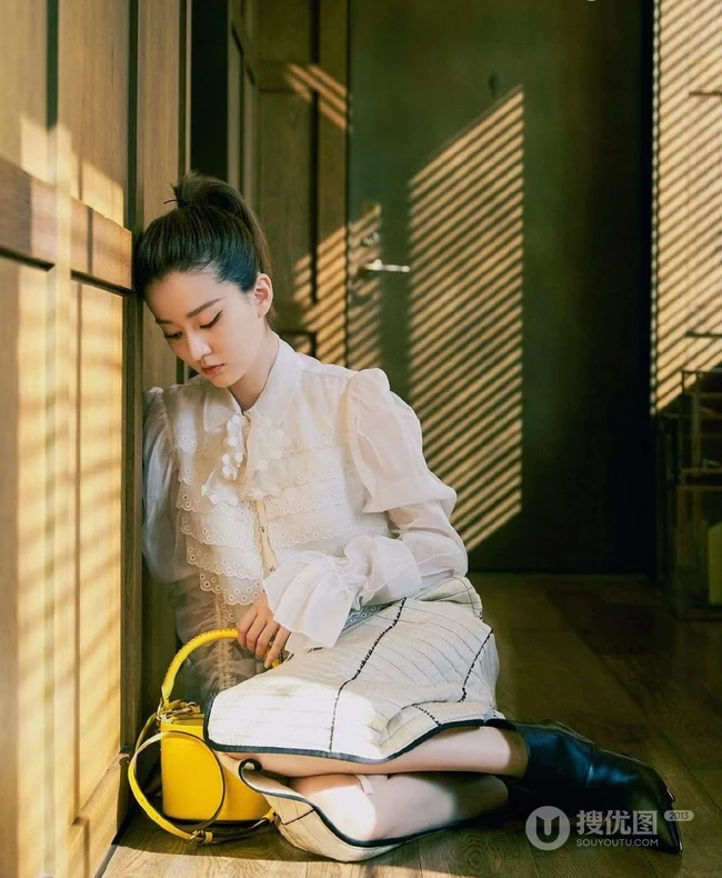 乔欣优家画报写真图片，大背梳马尾辫清爽干练