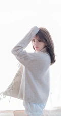 天生丽质毛衣短裤白皙线条感女孩气质室内写真图片