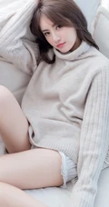 天生丽质毛衣短裤白皙线条感女孩气质室内写真图片