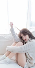 天生丽质毛衣短裤白皙线条感女孩气质室内写真图片