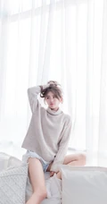 天生丽质毛衣短裤白皙线条感女孩气质室内写真图片