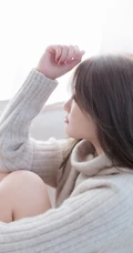 天生丽质毛衣短裤白皙线条感女孩气质室内写真图片