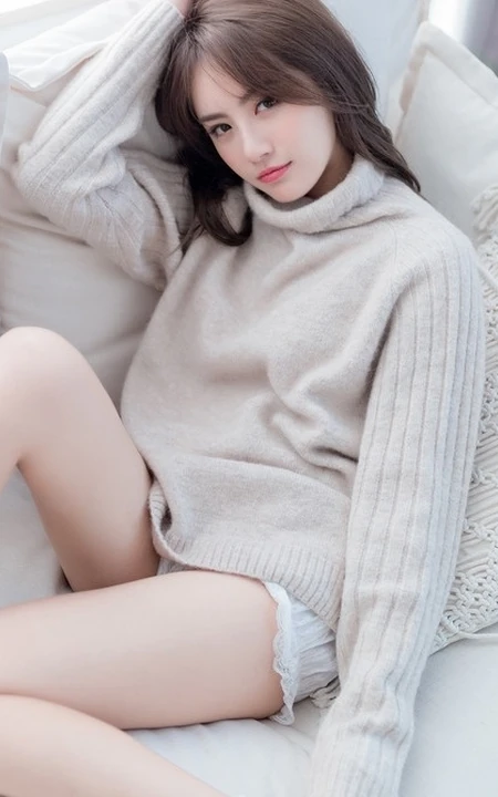 天生丽质毛衣短裤白皙线条感女孩气质室内写真图片