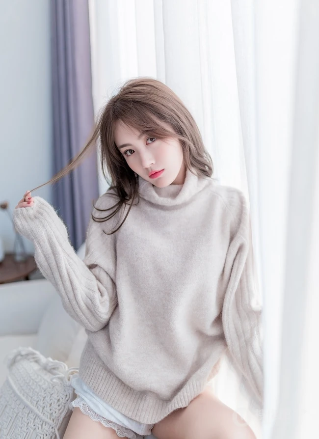 天生丽质毛衣短裤白皙线条感女孩气质室内写真图片