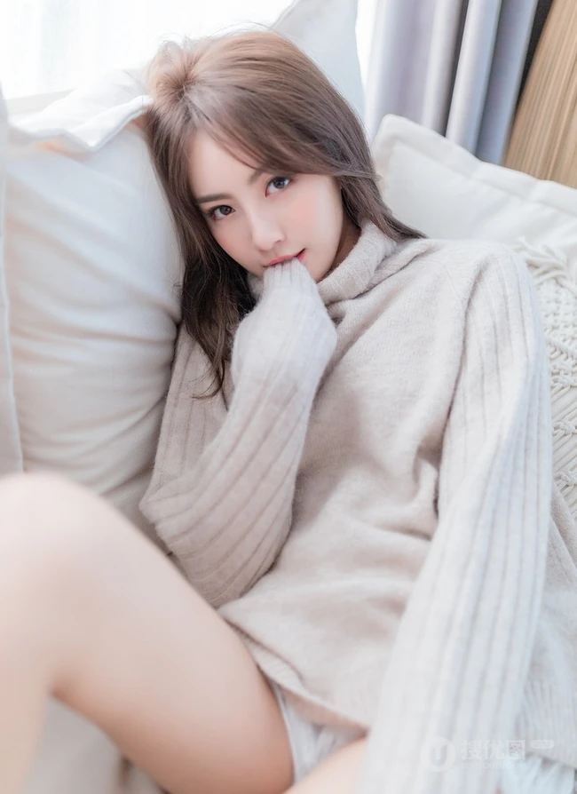 天生丽质毛衣短裤白皙线条感女孩气质室内写真图片