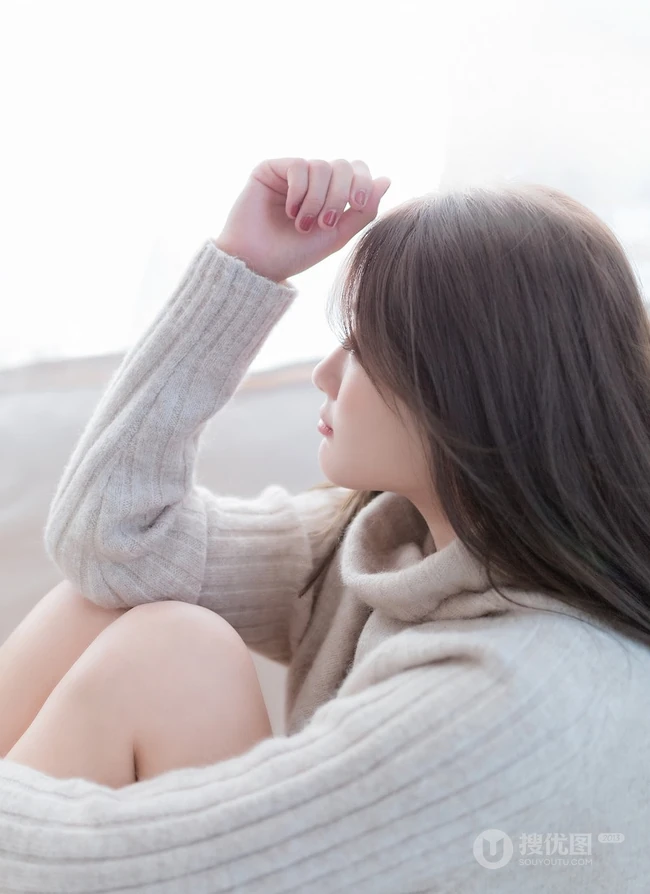 天生丽质毛衣短裤白皙线条感女孩气质室内写真图片