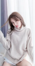 天生丽质毛衣短裤白皙线条感女孩气质室内写真图片