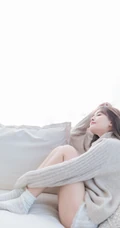 天生丽质毛衣短裤白皙线条感女孩气质室内写真图片