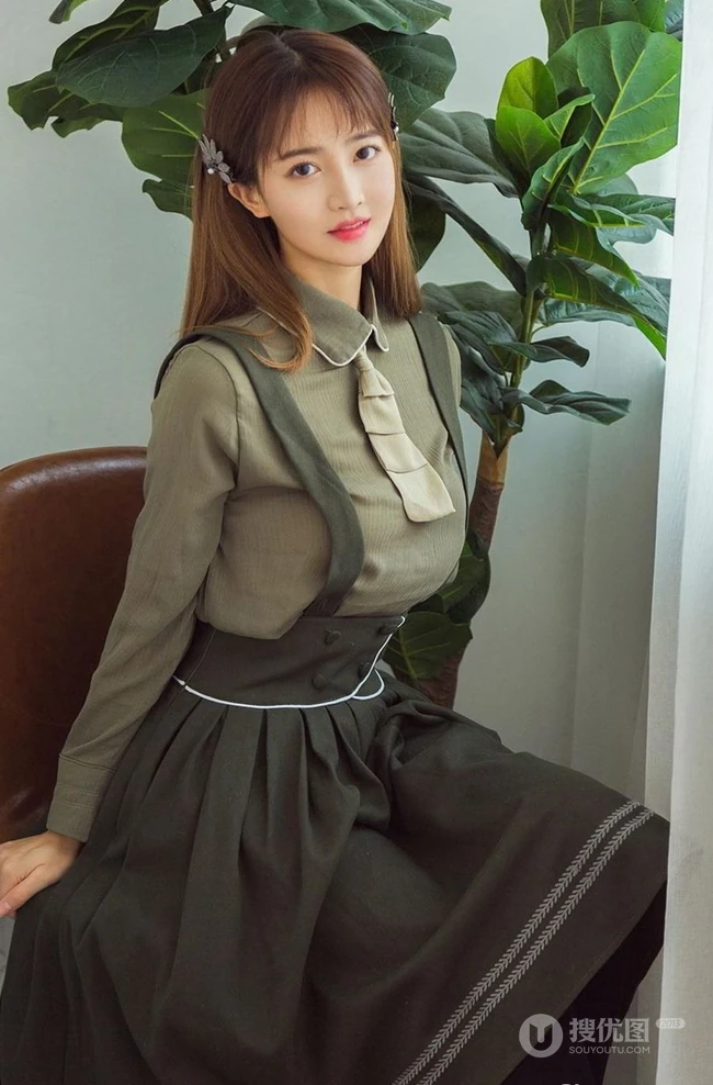 90后清甜女生小汐肩带长裙优雅十二月你好主题室内写真