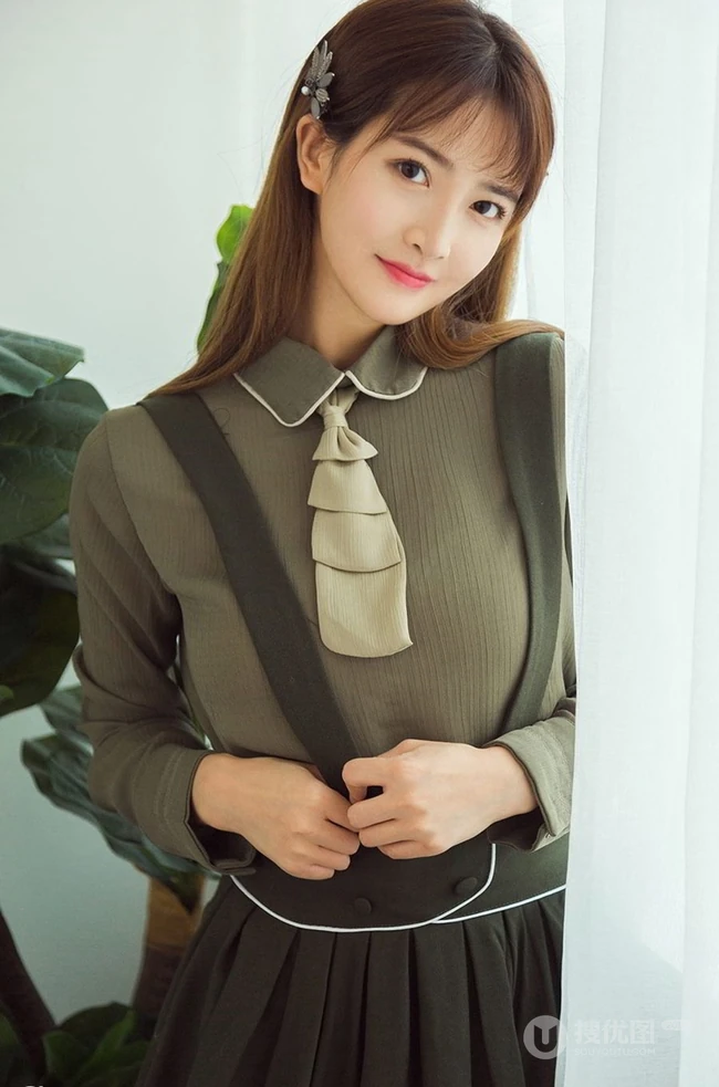 90后清甜女生小汐肩带长裙优雅十二月你好主题室内写真