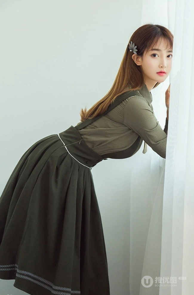 90后清甜女生小汐肩带长裙优雅十二月你好主题室内写真