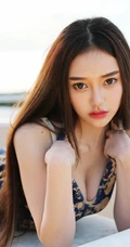 旗袍女生王艳卓湖边别墅区外拍写真图片，一展线条感线条匀称身形