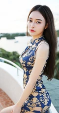 旗袍女生王艳卓湖边别墅区外拍写真图片，一展线条感线条匀称身形