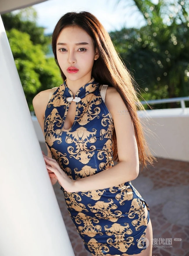 旗袍女生王艳卓湖边别墅区外拍写真图片，一展线条感线条匀称身形