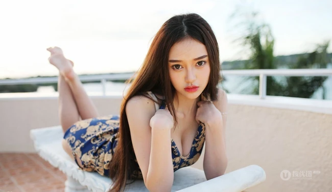 旗袍女生王艳卓湖边别墅区外拍写真图片，一展线条感线条匀称身形
