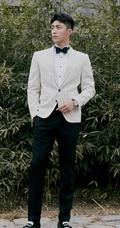 黄景瑜白色小西装搭黑裤帅气外拍写真图片