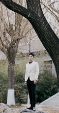 黄景瑜白色小西装搭黑裤帅气外拍写真图片