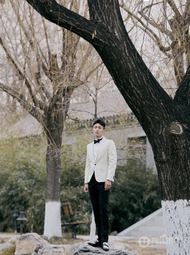 黄景瑜白色小西装搭黑裤帅气外拍写真图片