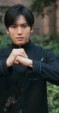 张哲瀚诠释古风气概写真，一身中式长袍展现中华男儿风采