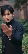 张哲瀚诠释古风气概写真，一身中式长袍展现中华男儿风采