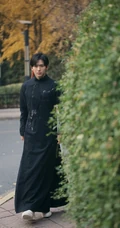 张哲瀚诠释古风气概写真，一身中式长袍展现中华男儿风采