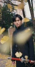 张哲瀚诠释古风气概写真，一身中式长袍展现中华男儿风采