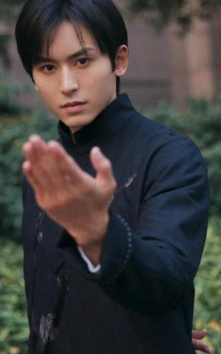 张哲瀚诠释古风气概写真，一身中式长袍展现中华男儿风采