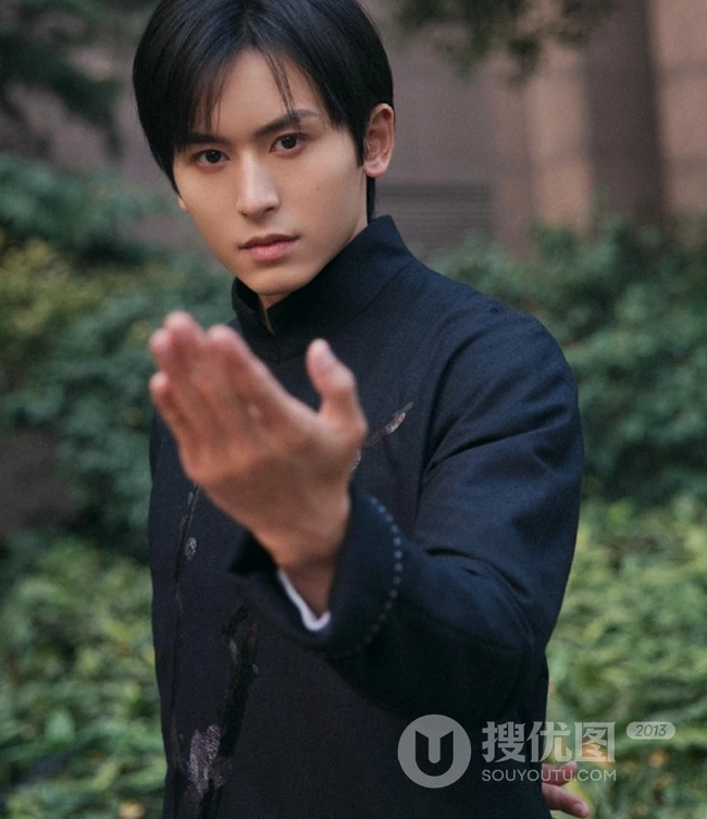 张哲瀚诠释古风气概写真，一身中式长袍展现中华男儿风采