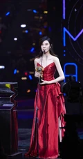 郁可唯气质优雅礼裙红色长裙礼服动人写真图片
