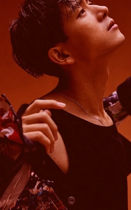 李现全新写真，湿发造型搭配印花夹克，诠释&ldquo;现&rdquo;式风格