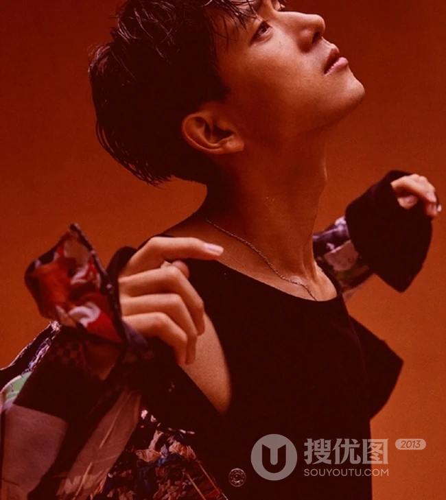 李现全新写真，湿发造型搭配印花夹克，诠释&ldquo;现&rdquo;式风格