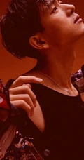 李现全新写真，湿发造型搭配印花夹克，诠释&ldquo;现&rdquo;式风格