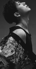 李现全新写真，湿发造型搭配印花夹克，诠释&ldquo;现&rdquo;式风格