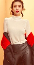 于明加气质红唇妆造型写真，着各种风格服饰时尚靓丽