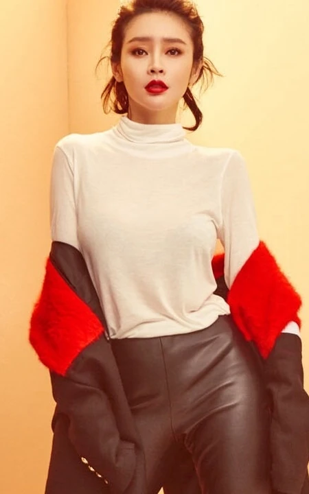 于明加气质红唇妆造型写真，着各种风格服饰时尚靓丽