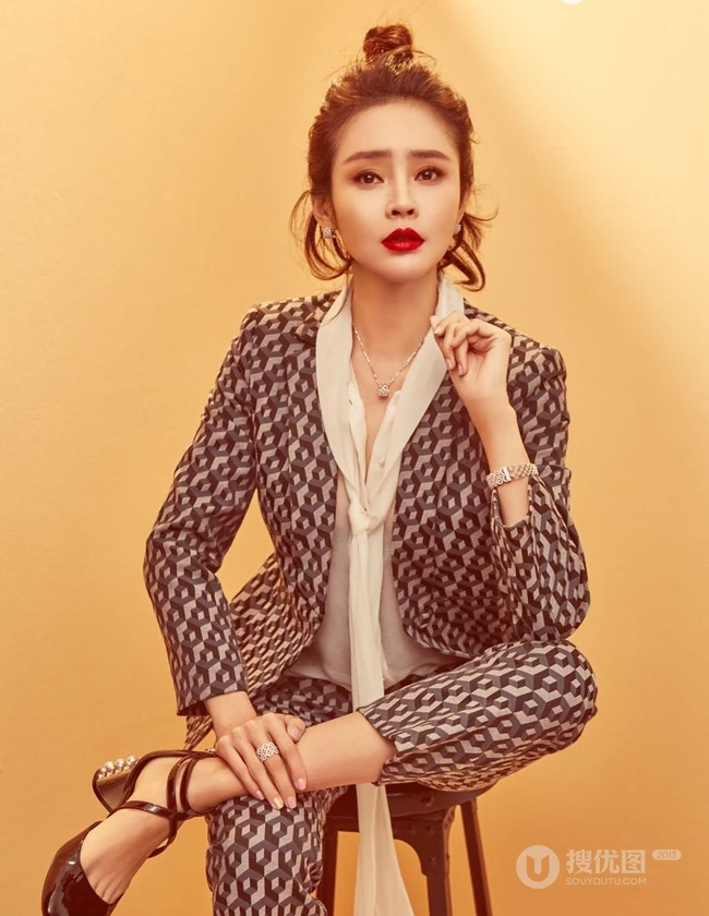 于明加气质红唇妆造型写真，着各种风格服饰时尚靓丽