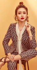 于明加气质红唇妆造型写真，着各种风格服饰时尚靓丽