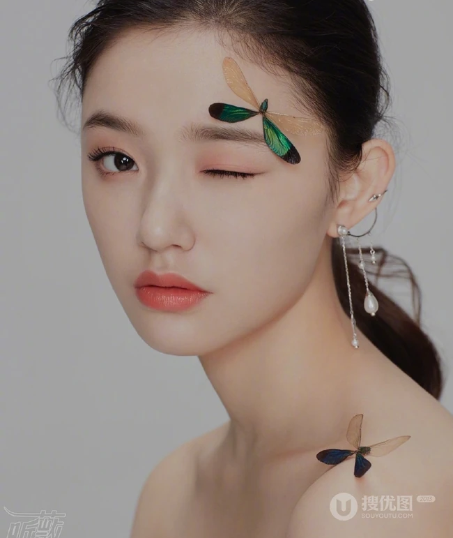 林允酷美蜻蜓妆登《昕薇》杂志写真图片