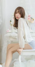 一眼就喜欢，超美气质型温柔少女白衣短裤气质室内美图录