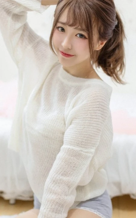 一眼就喜欢，超美气质型温柔少女白衣短裤气质室内美图录
