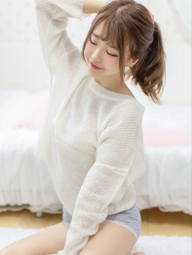 一眼就喜欢，超美气质型温柔少女白衣短裤气质室内美图录