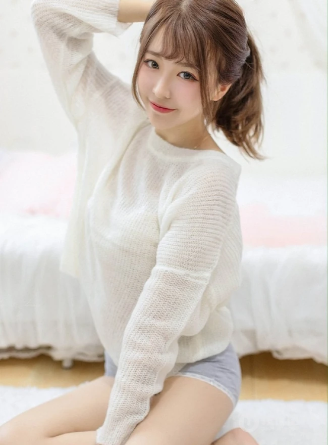 一眼就喜欢，超美气质型温柔少女白衣短裤气质室内美图录
